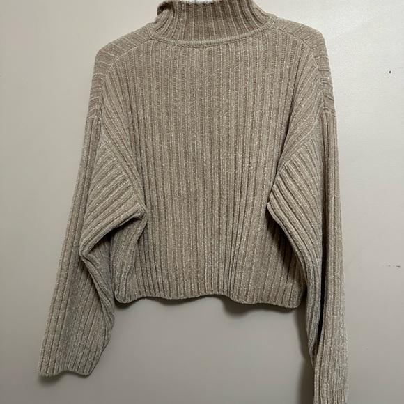 10/20. H&M Sweater - Picture 2 of 3